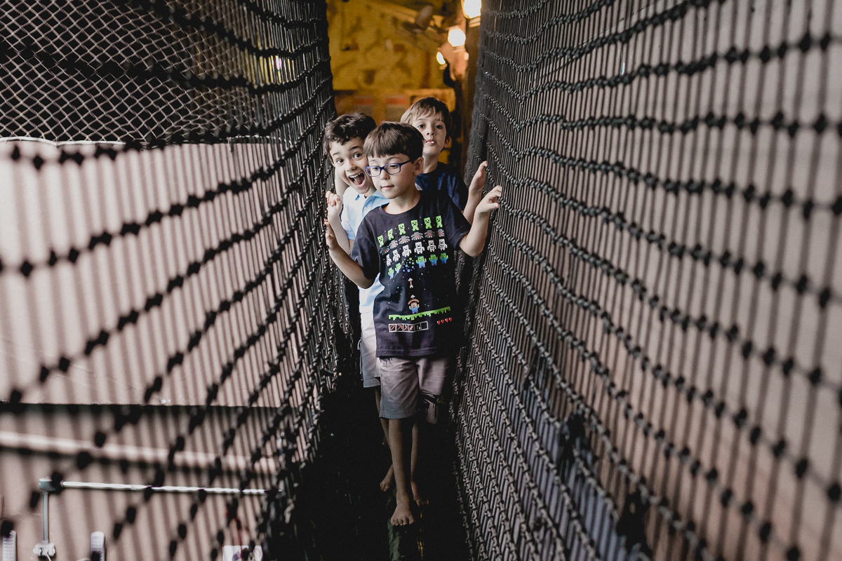 atravessando a ponte com os amigos