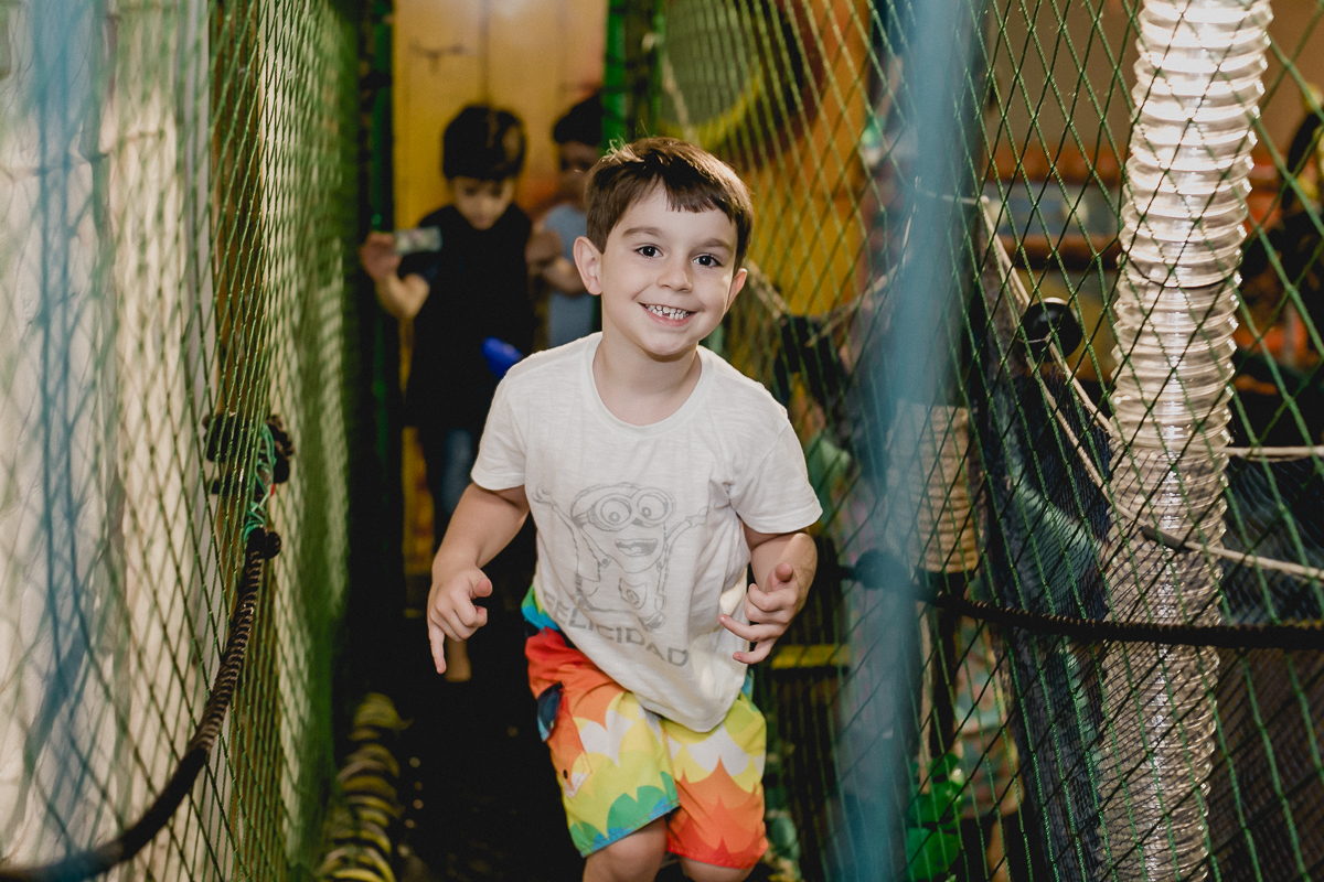 amigo brincando no brinquedao