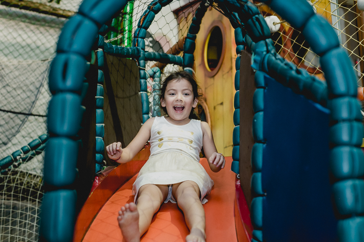 amiguinha descendo no escorregador