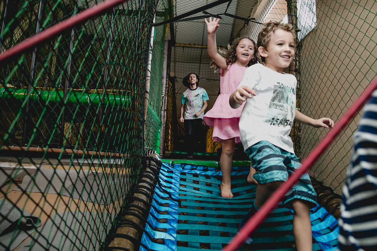 criancas brincando de correr no brinquedao