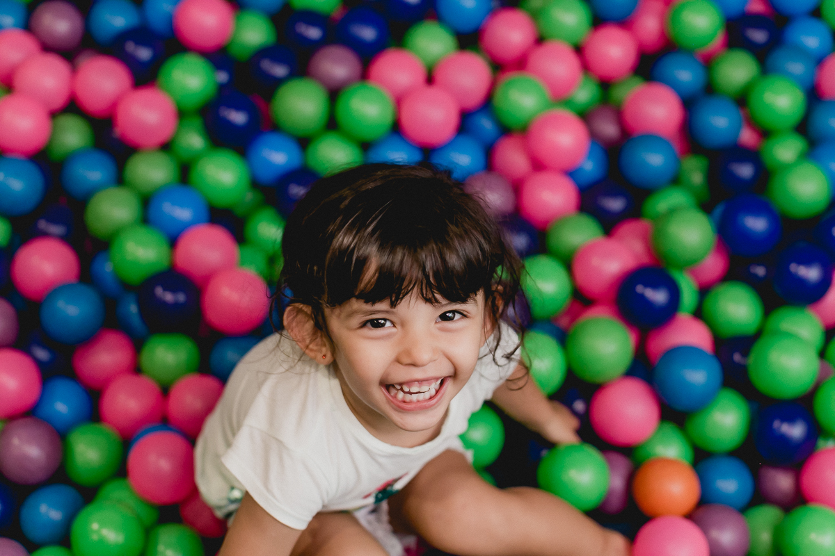 gargalhando muito na piscina de bolinhas