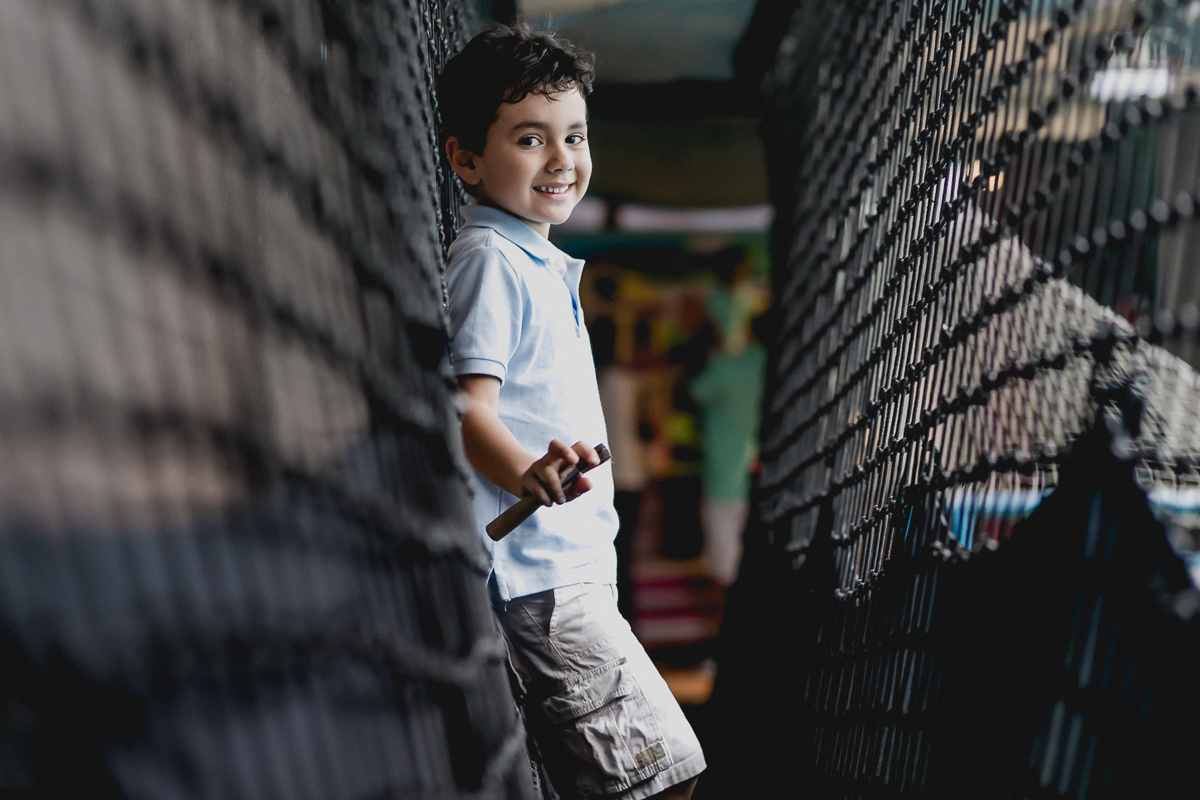 pedro travessando a ponte do miniland buffet