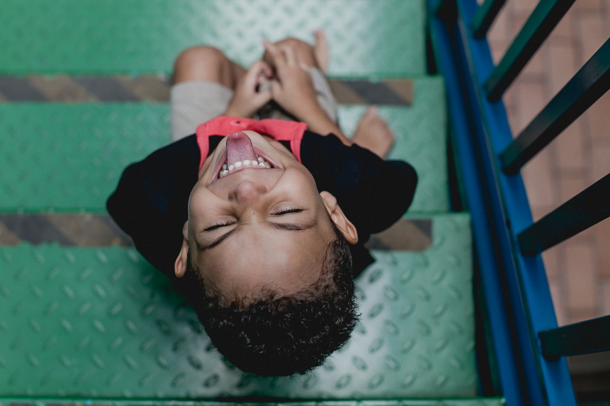 mostrando a lingua e se divertindo na escada