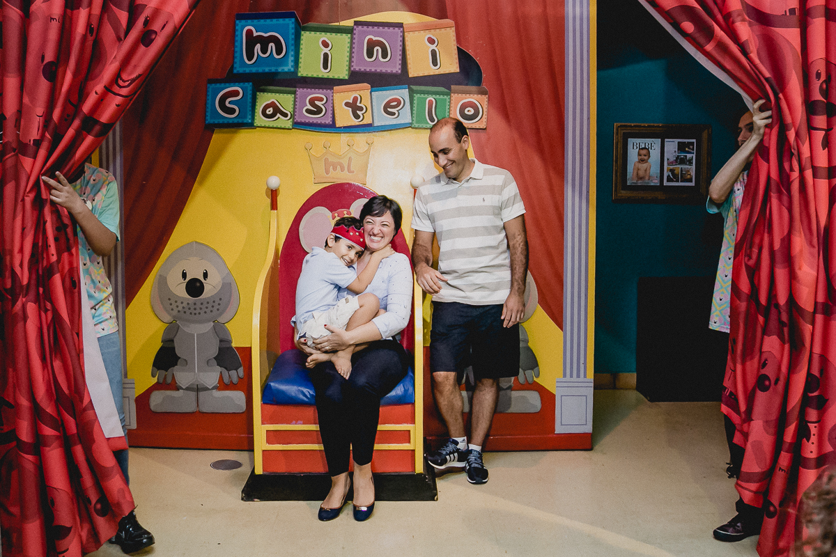 chegando para cantar o parabens