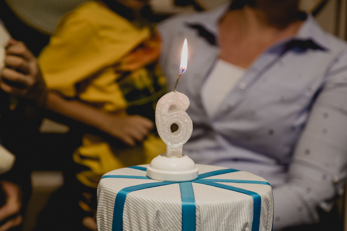 acendendo a vela para cantar o parabens