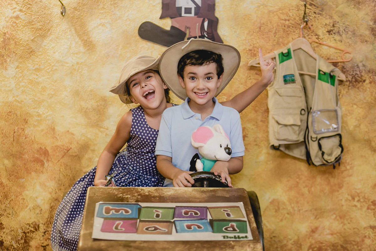 pedro e amiguinha brincando no carrinho do buffet miniland