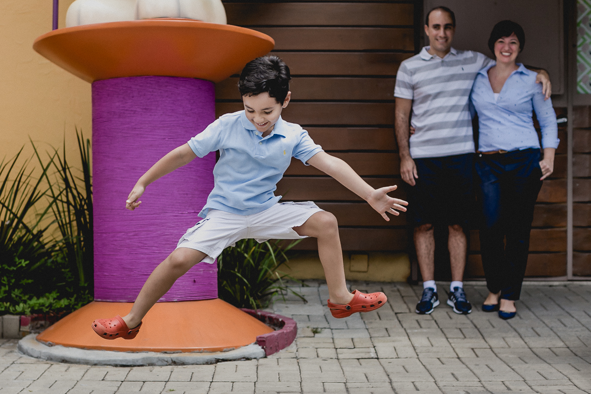 Pedro pulando de alegria na fachada do bffet