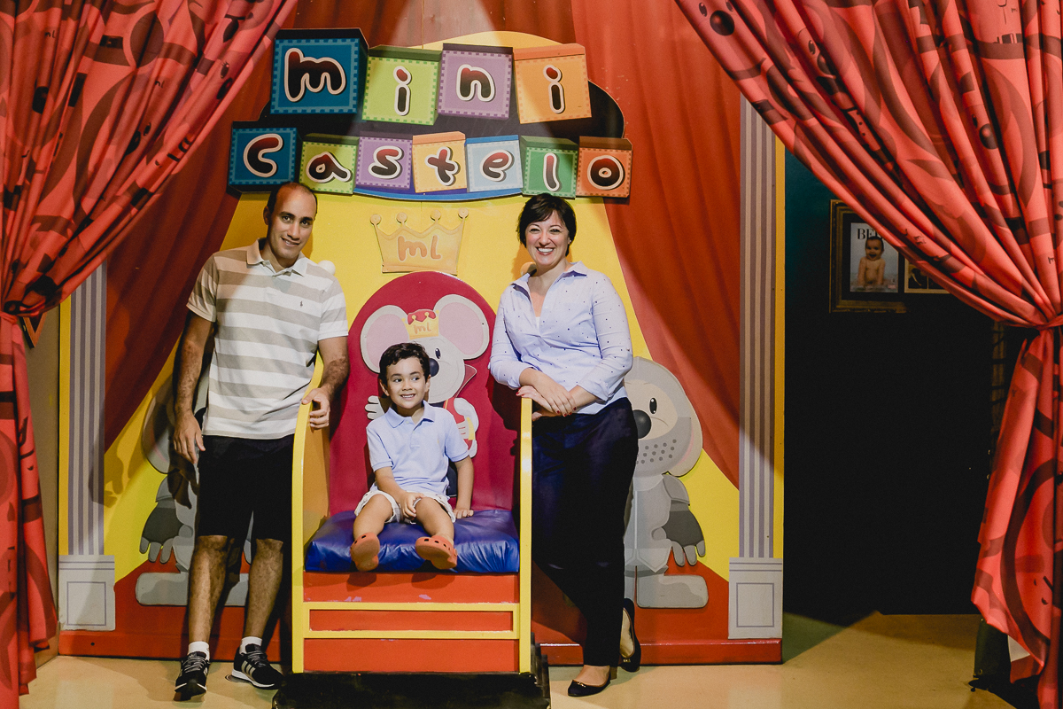 pedro no castelo do buffet miniland se divertindo com a familia