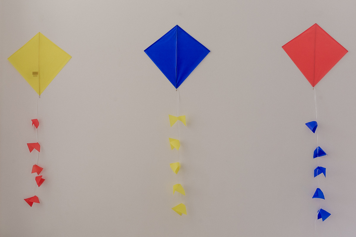 parede decorada com pipas