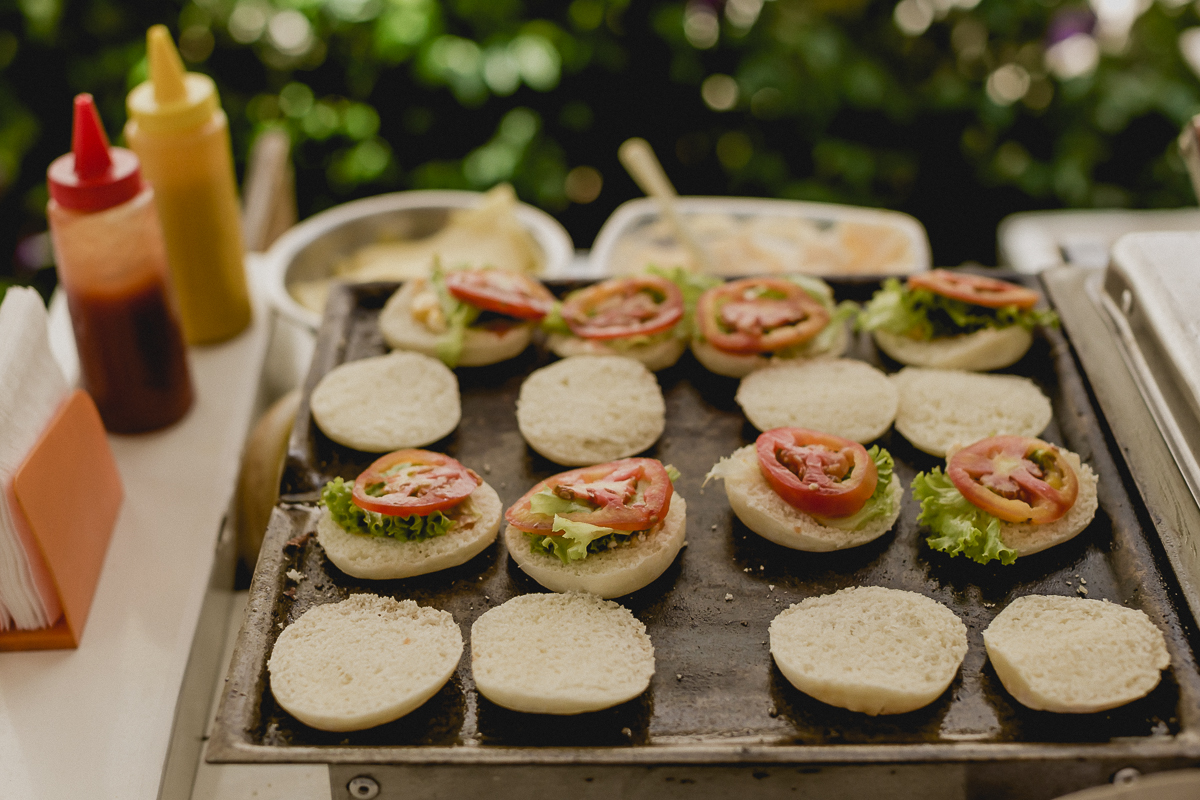 detalhes dos mini hambúrgueres sendo feitos