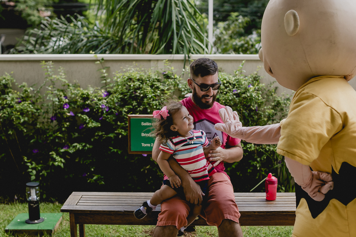 Charlie Brown tocando na Mao da convidada