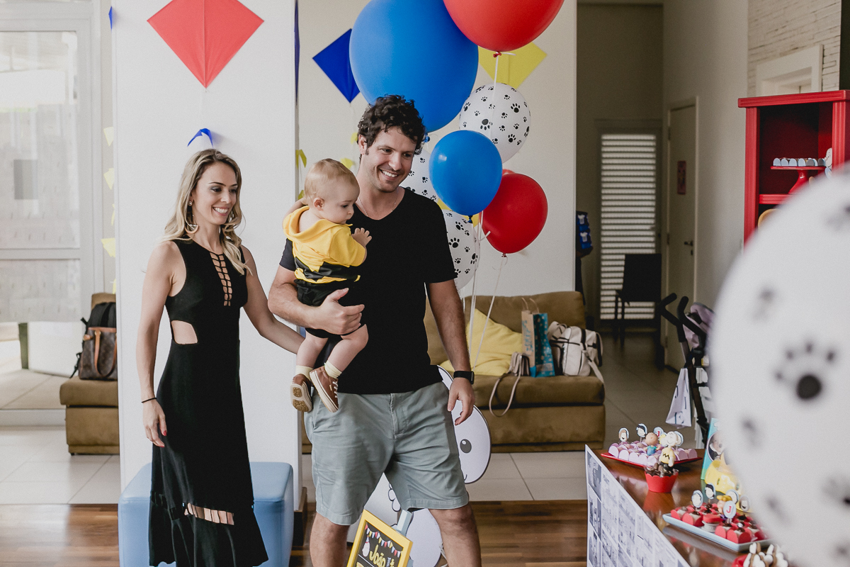 joao entrando para a festa e conhecendo a mesa do bolo