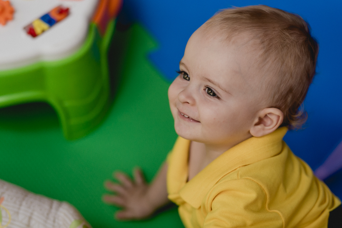 joao sorrindo na area baby