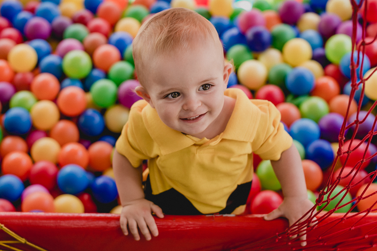 joao gargalhando na piscina de bolinhas