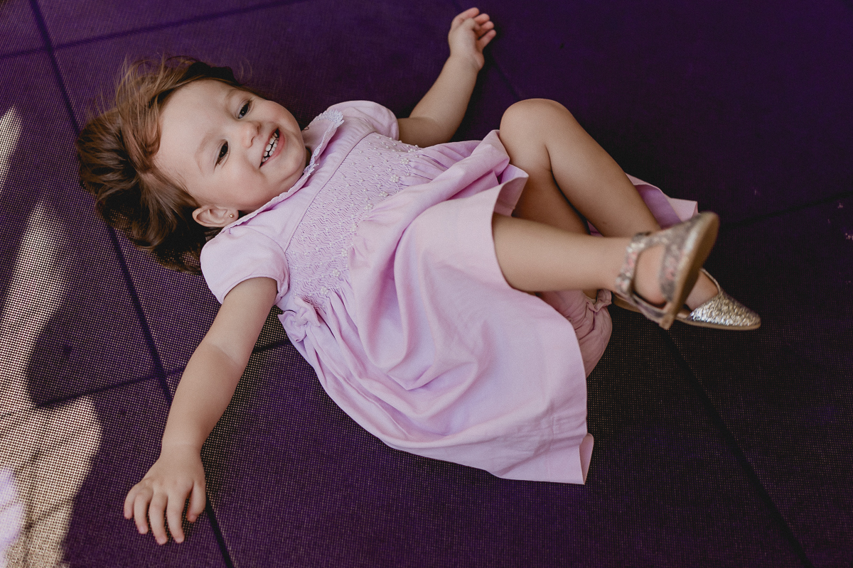 bruna brincando muito e se divertindo no pula pula