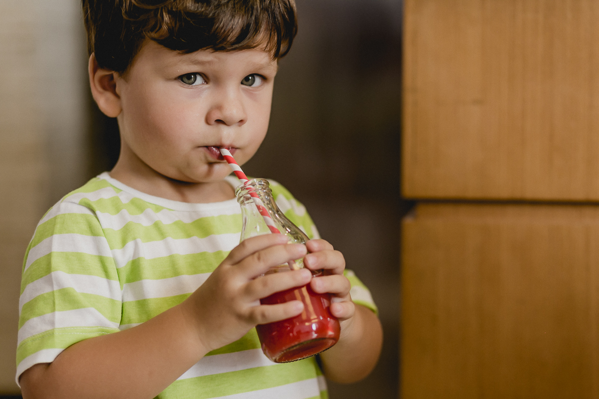 amiguinho tomando suco na festa do joao