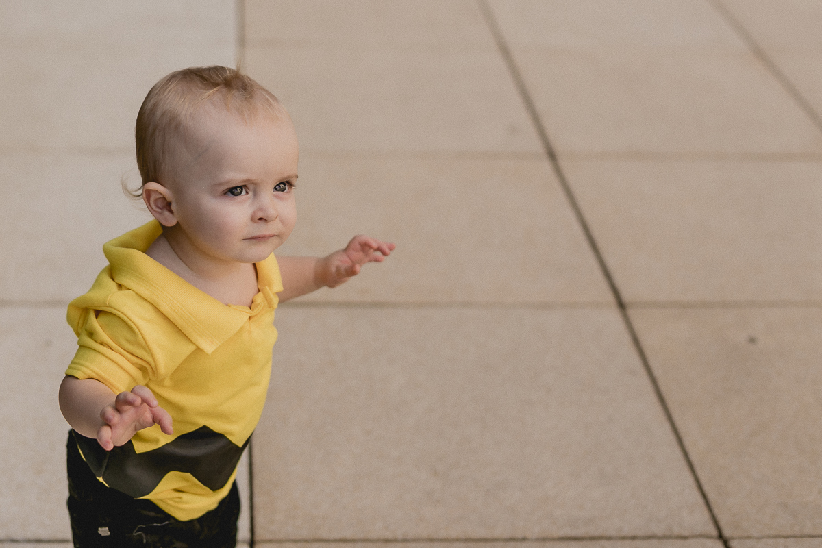 retrato do joao em pe sozinho