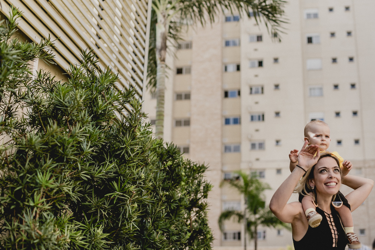 joao brincando nas costas da mamae