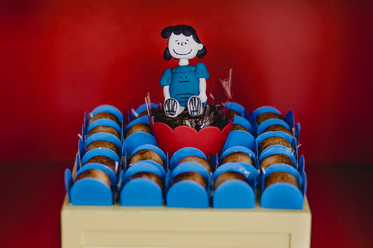 detalhes da mesa do bolo com o tema snoop