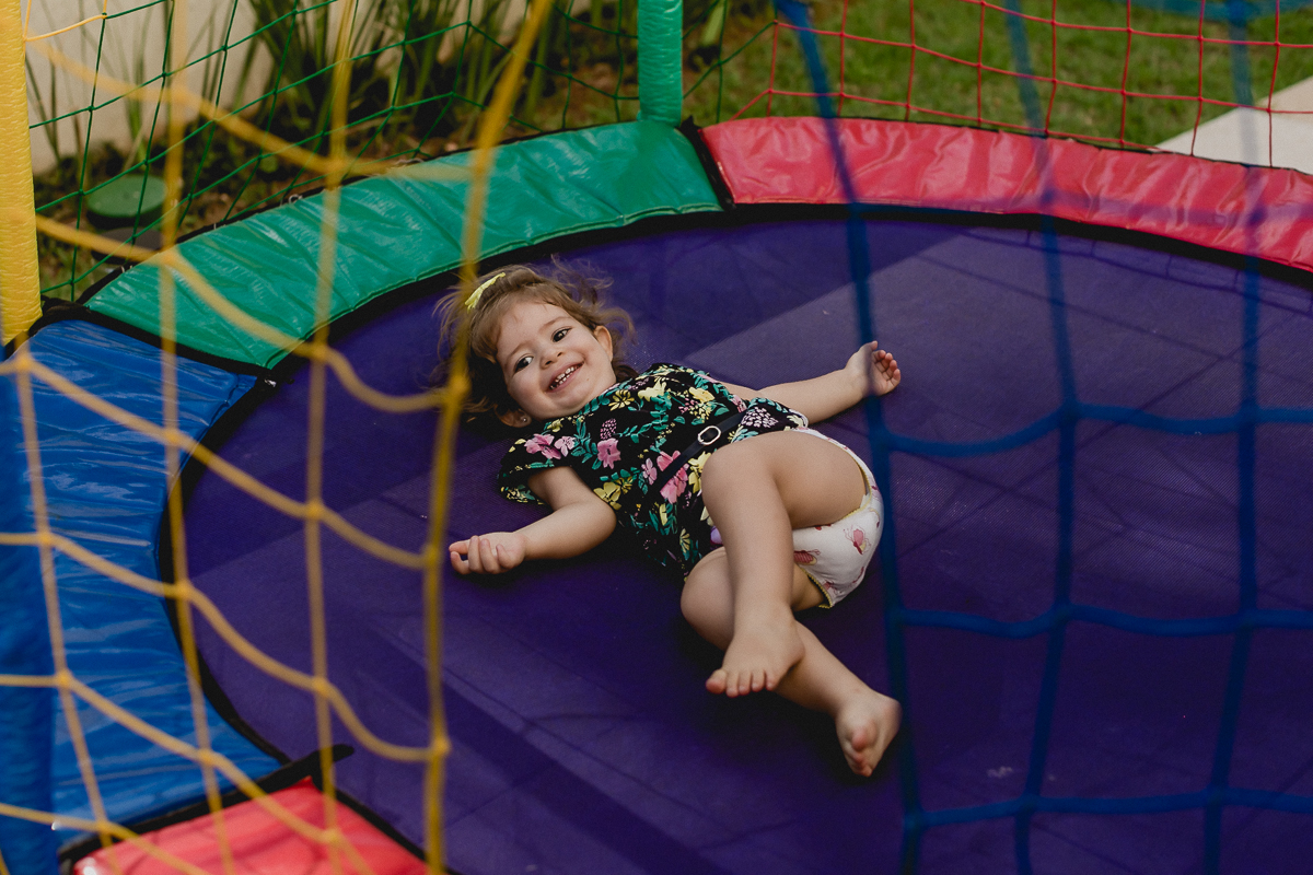 amiguinha brincando muito no pula pula