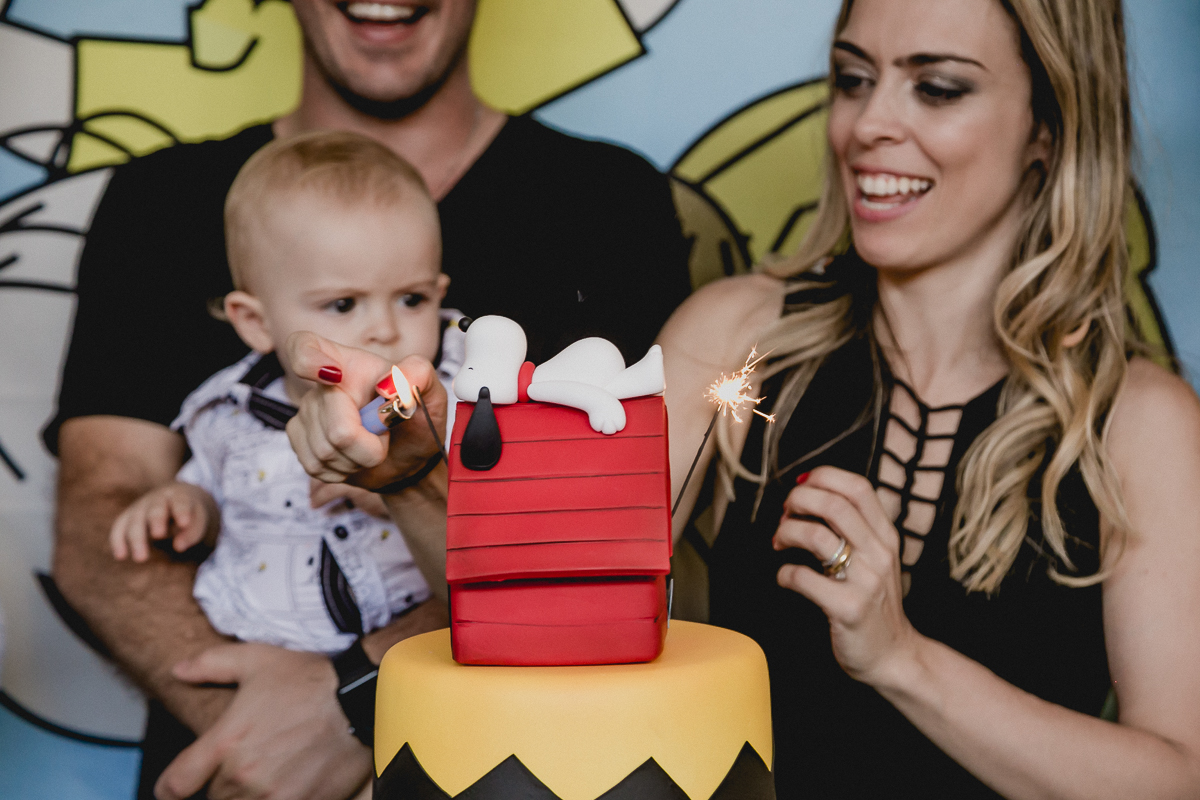 acendendo a vela para cantar o parabens