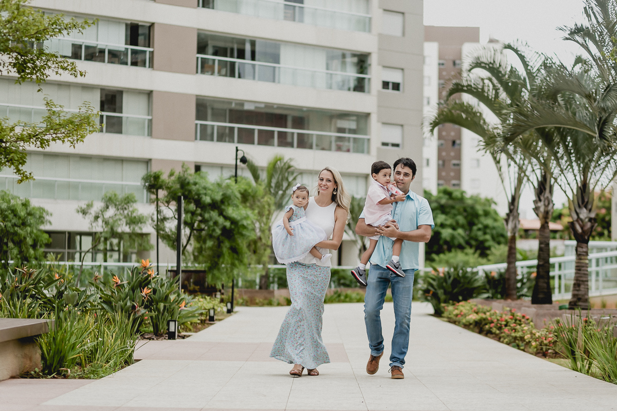 Sara chegando com a família para a festa