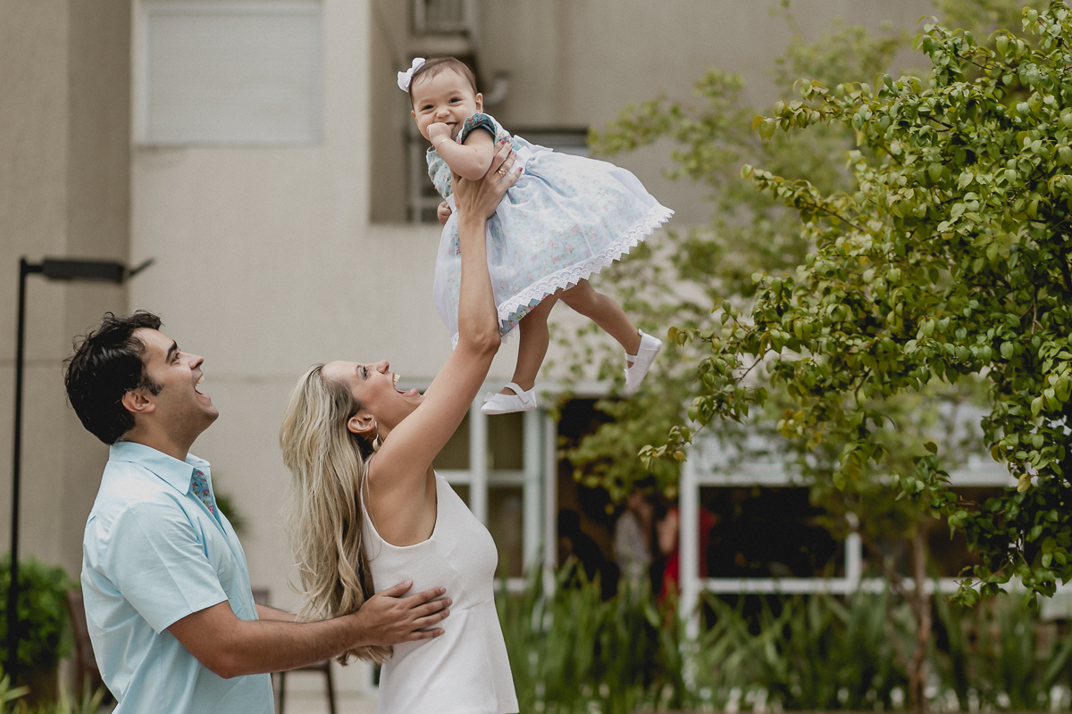 brincando de aviãozinho com o papai e a mamãe
