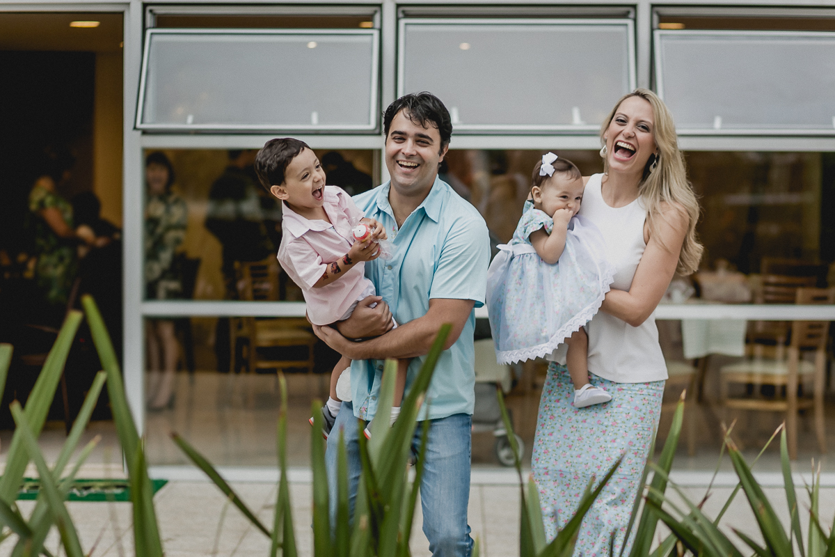 Sara e irmão brincando com o papai e a mamãe