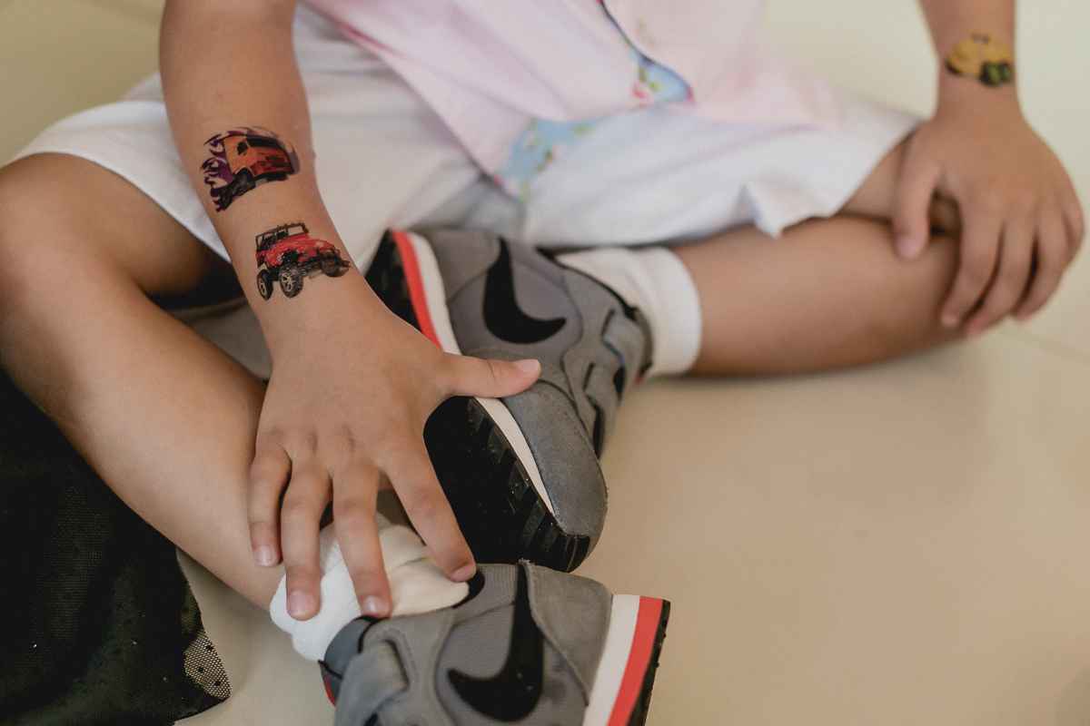 detalhes do braço cheio de tatuagens de chiclete