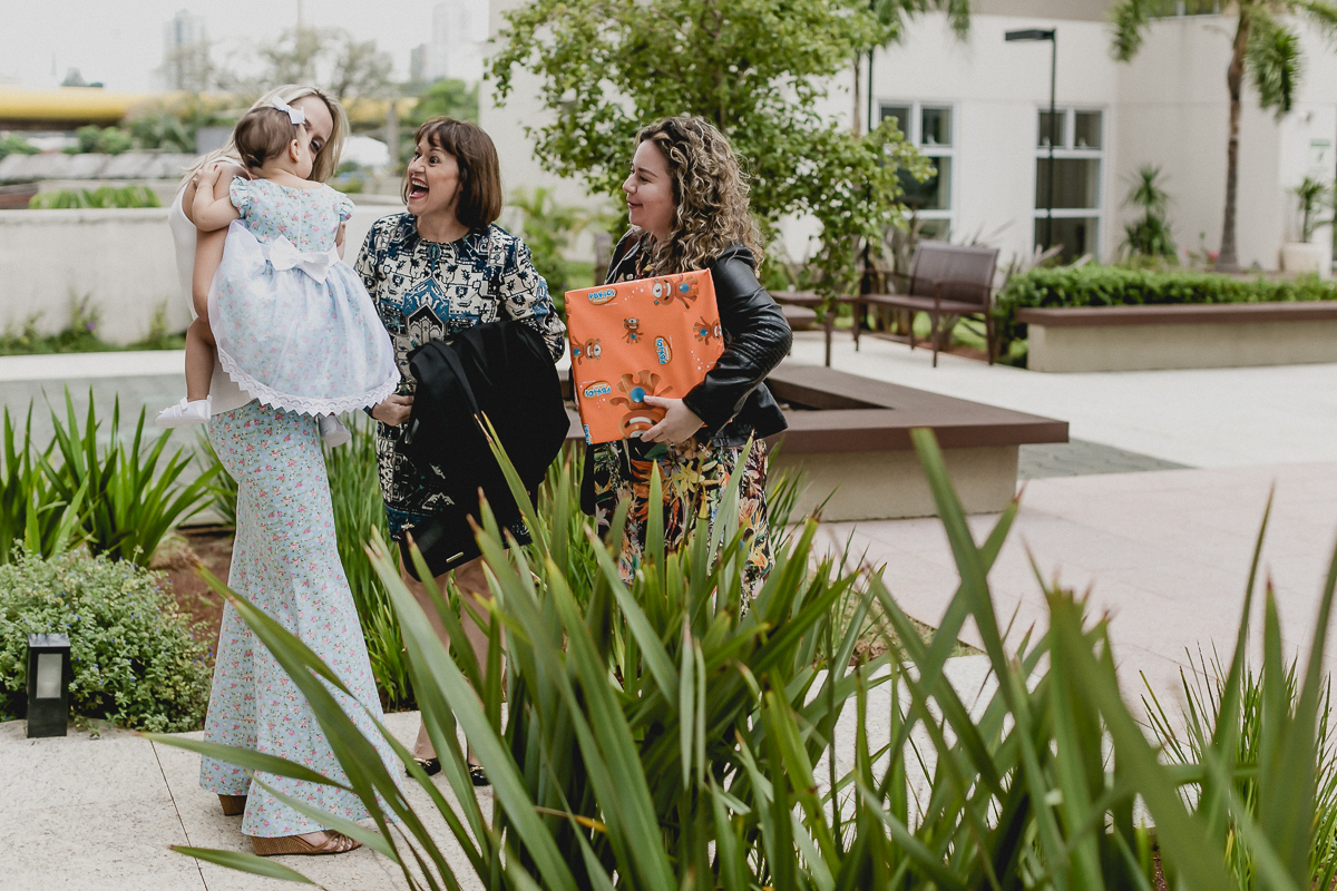 recebendo os convidados na festa