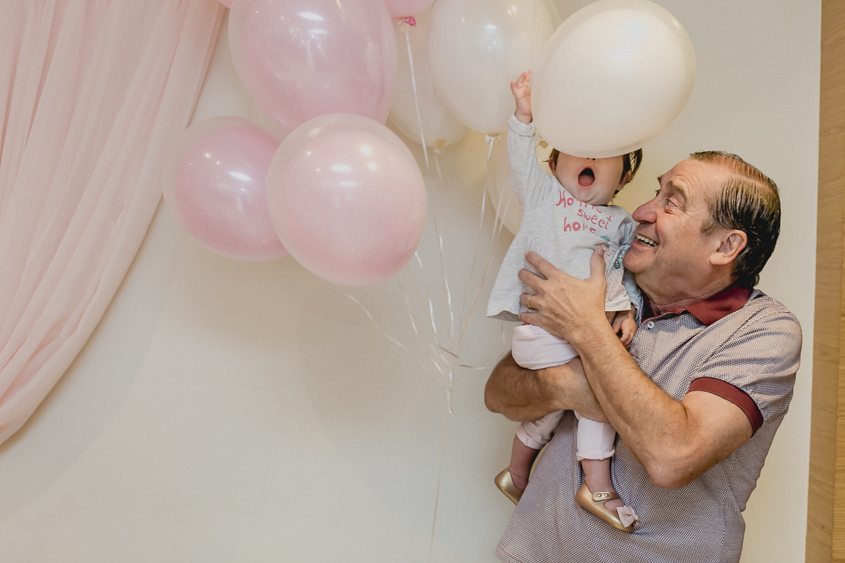 se divertindo com o avo