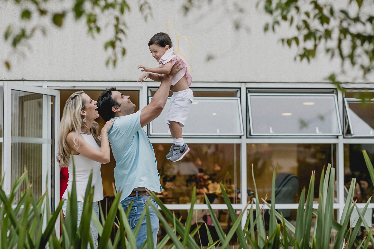 brincando de avião com o papai
