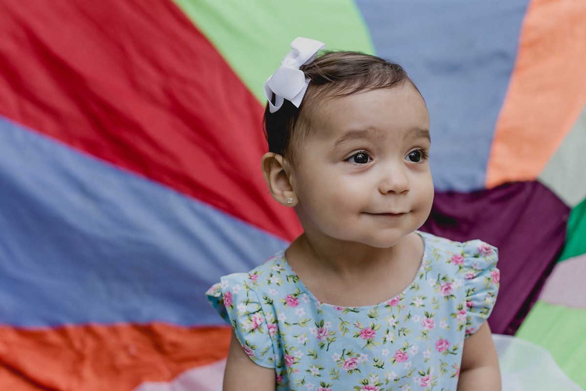 sara sorrindo e feliz