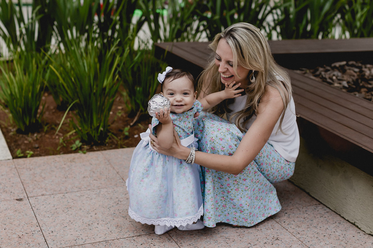 se divertindo com a mamae na festa de 1 ano