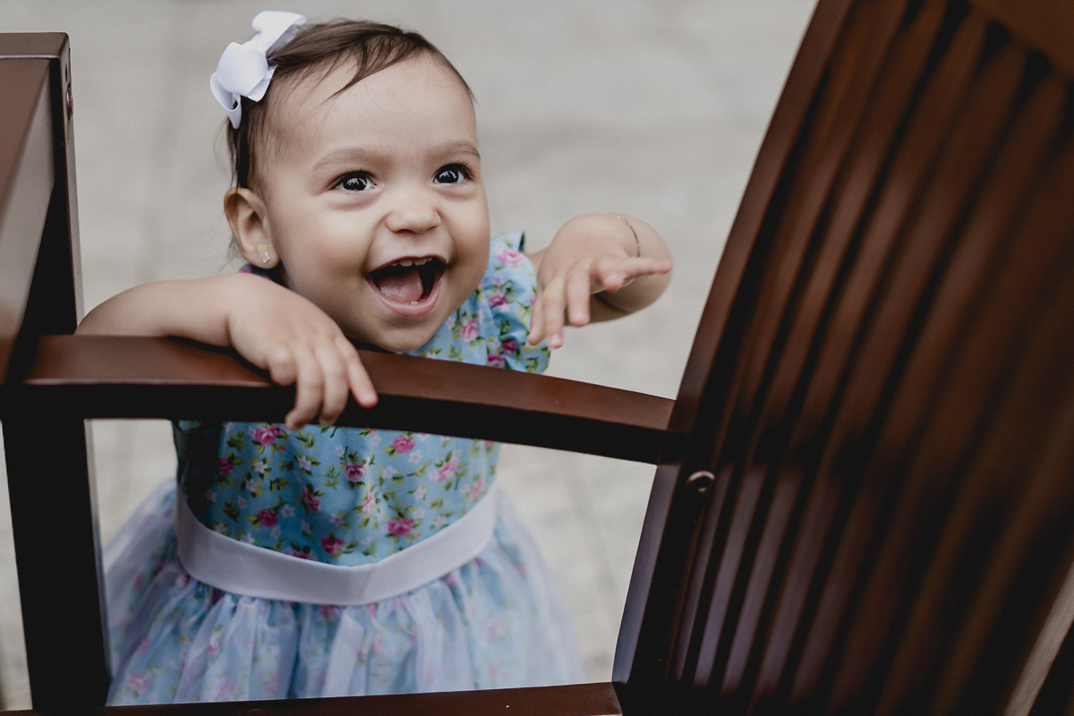 ficando em pé segurando na cadeira