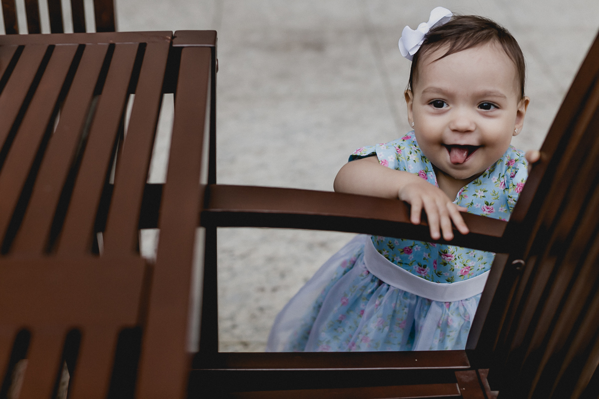 se divertindo e mostrando a lingua