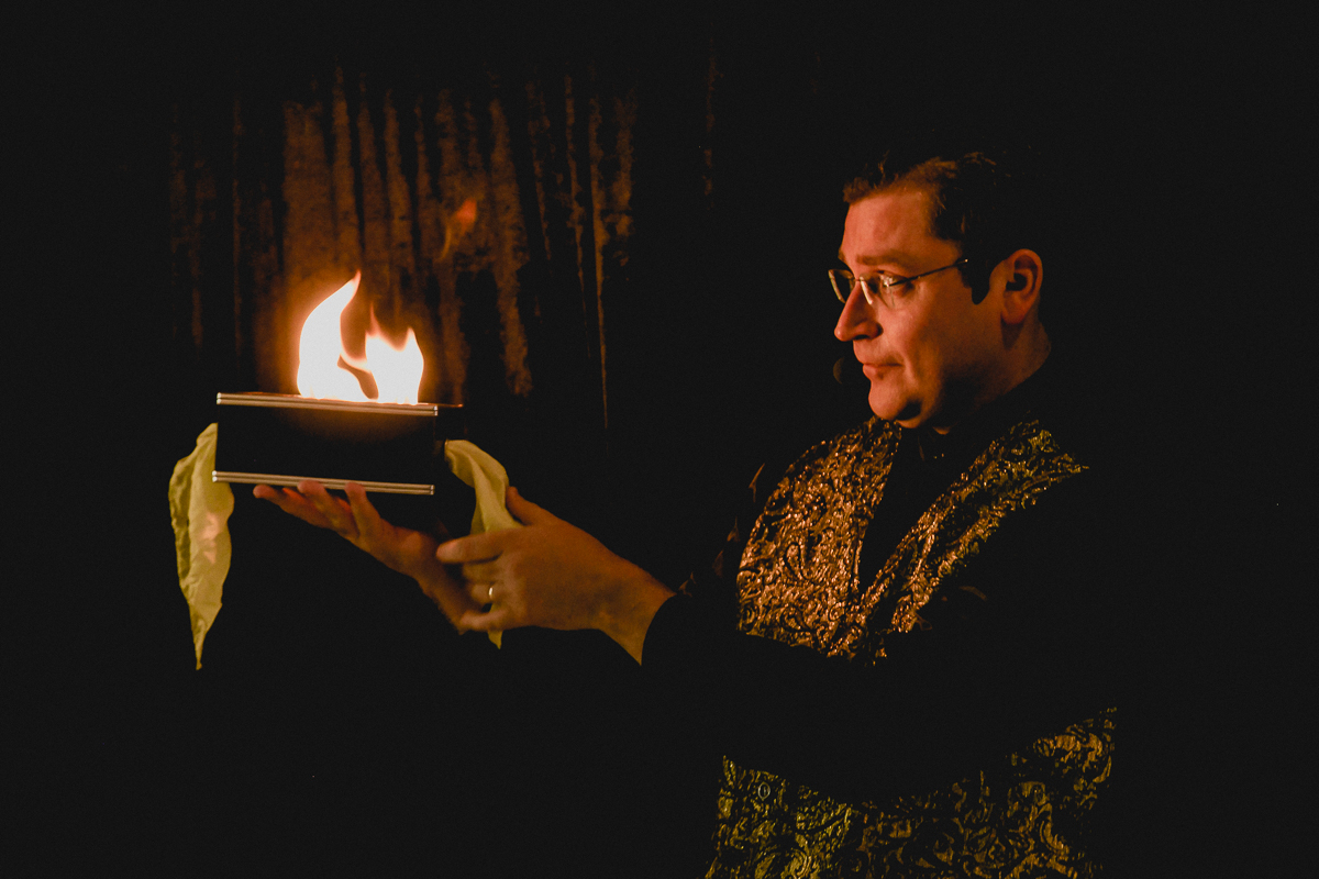 magico colocando fogo na caixa