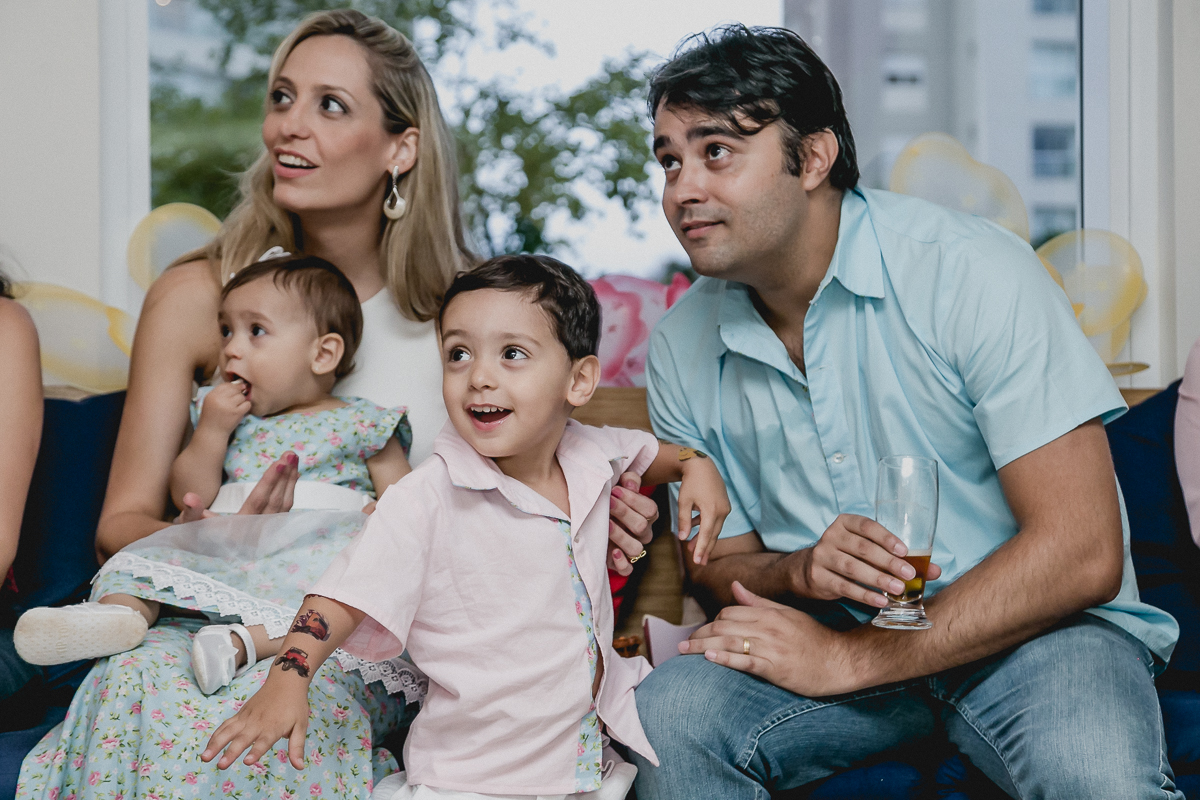 assistindo o show de magico com a familia