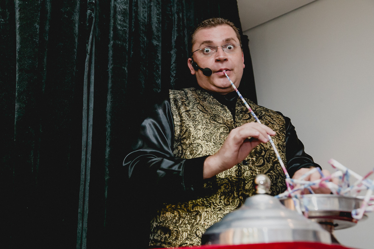 magico fazendo brincadeiras