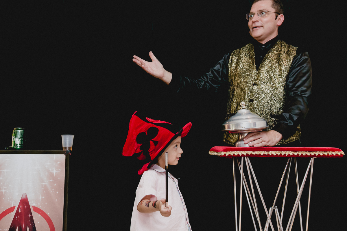 se divertindo com o magico