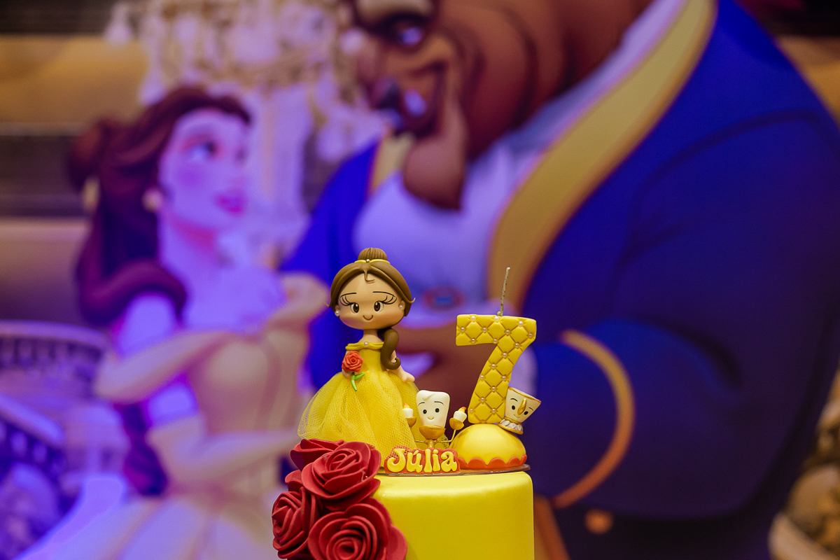 detalhes da mesa decorada com o tema a bela e a fera