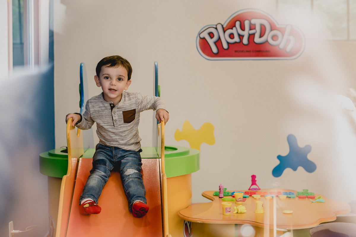 brincando no escorregador