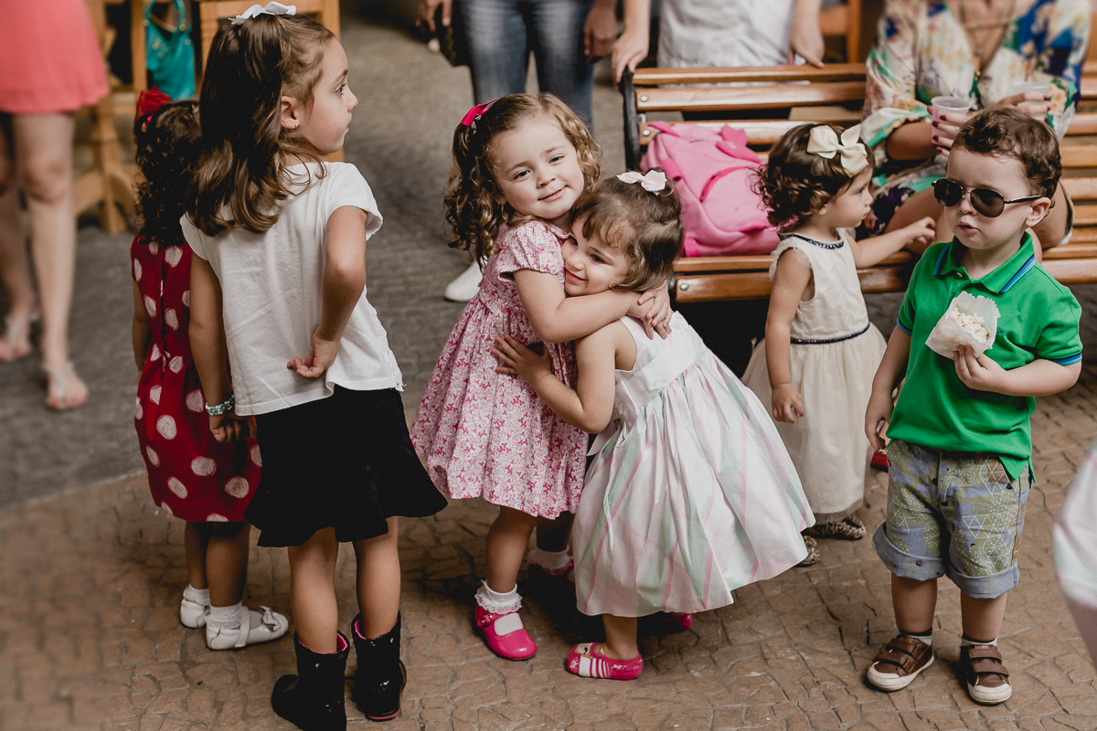 recebendo um abraco da amiguinha
