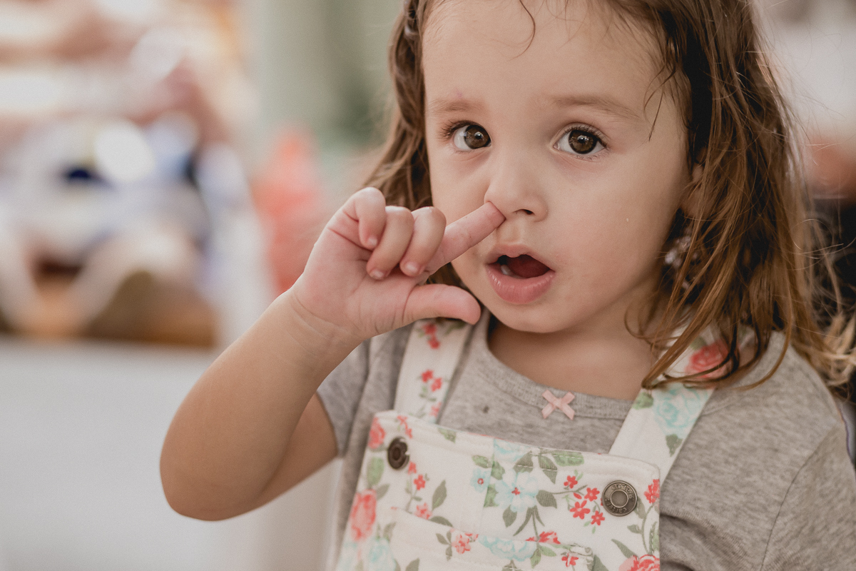 colocando o dedo no nariz