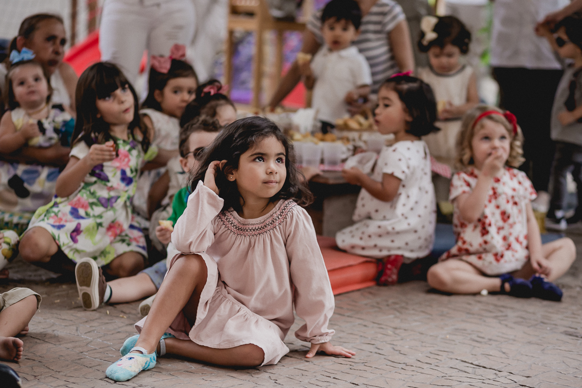 assistindo o show da trupe pe de historias