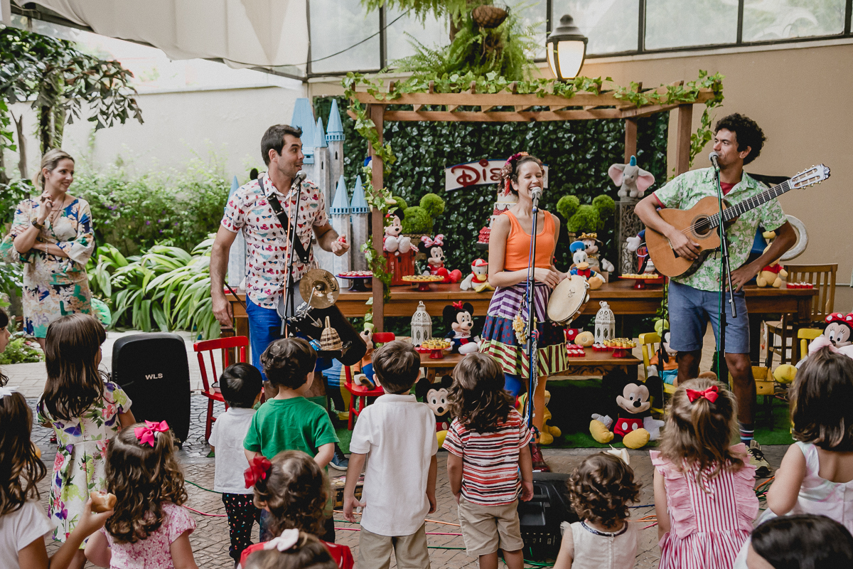 se divertindo no show do trupe pe de historias