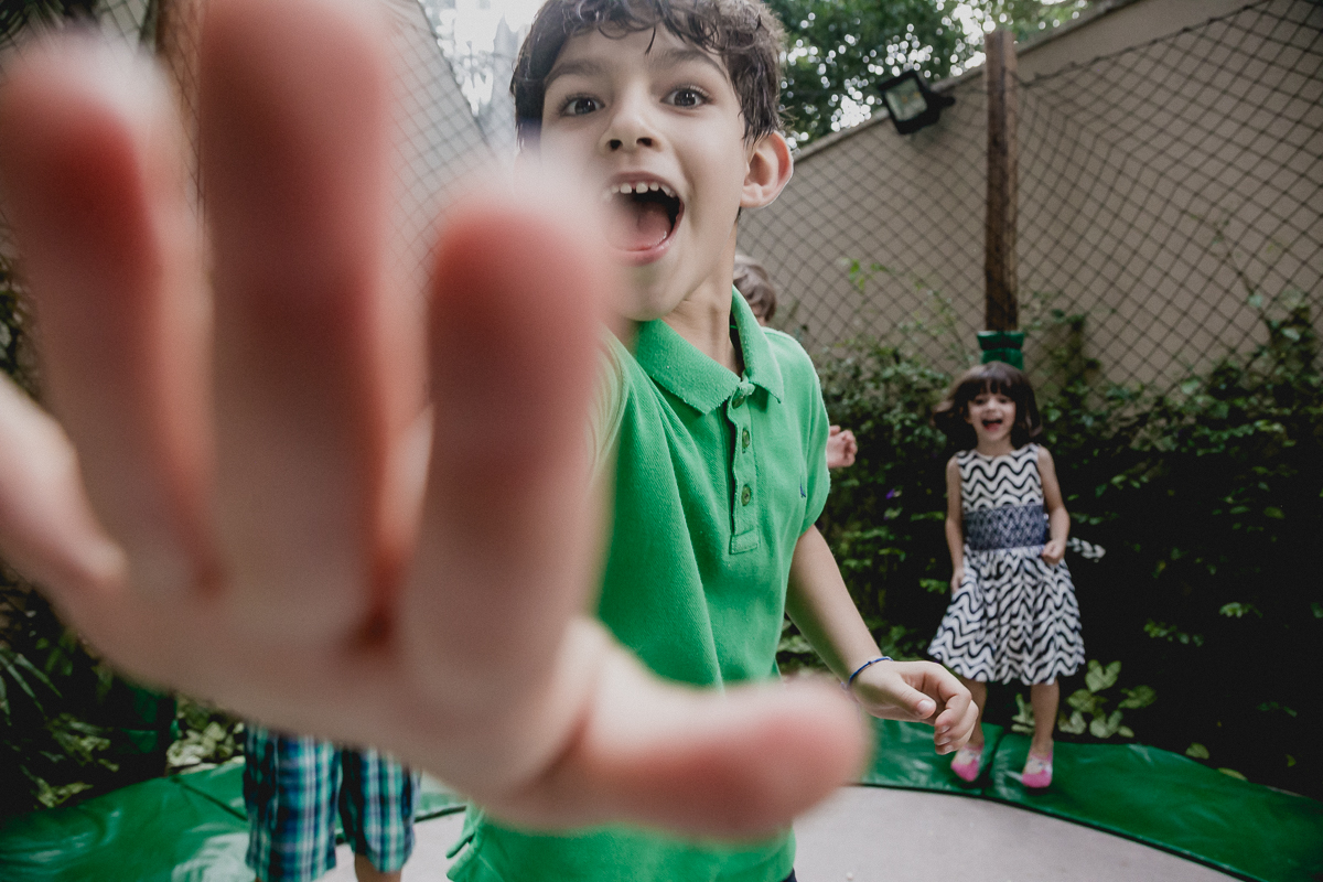 colocando a mao na camera no pula pula