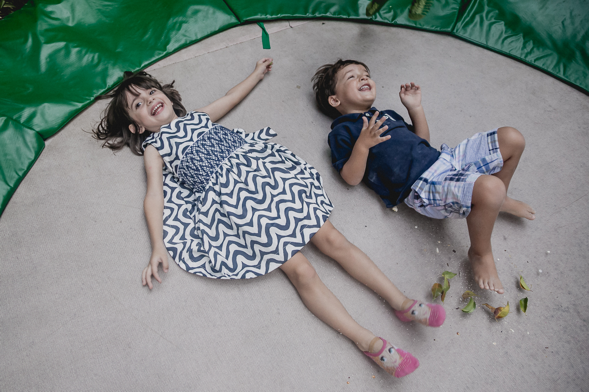 deitados no pula pula