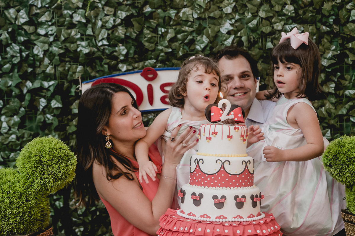 assomprando a vela do bolo