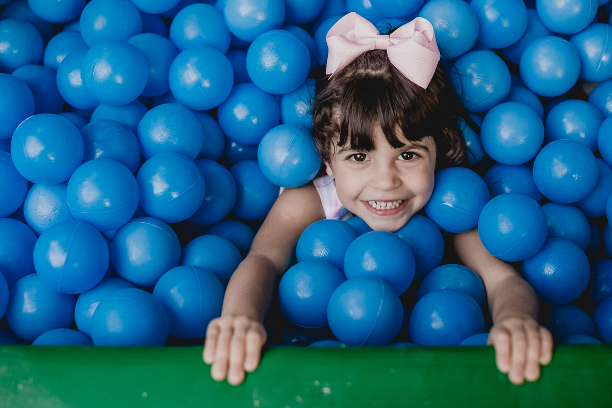 se divertindo na piscina de bolinhas